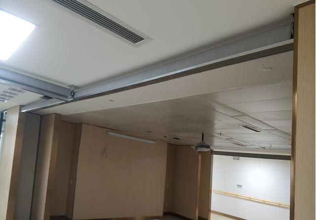 透明的挡烟垂壁可以选用哪种？